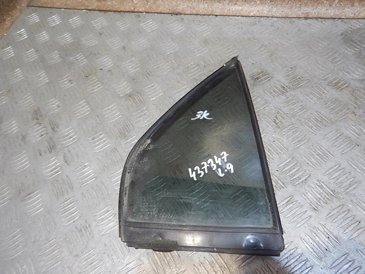 Стекло двери задней правой (форточка)