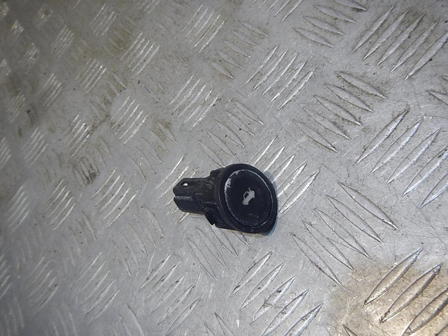 Кнопка открывания багажника