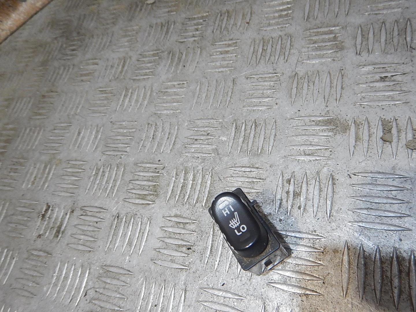 Кнопка обогрева сидений