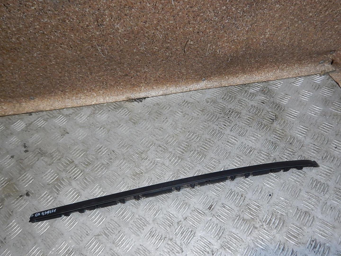 Молдинг лобового стекла