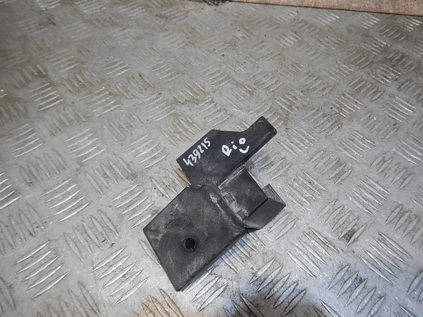 Кронштейн фар левый