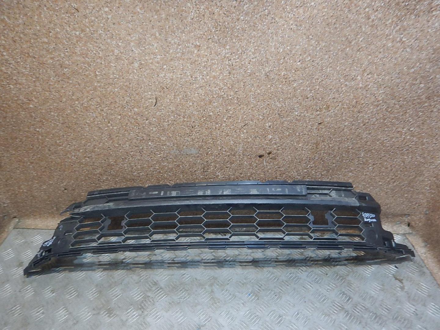 Решетка в бампер центральная