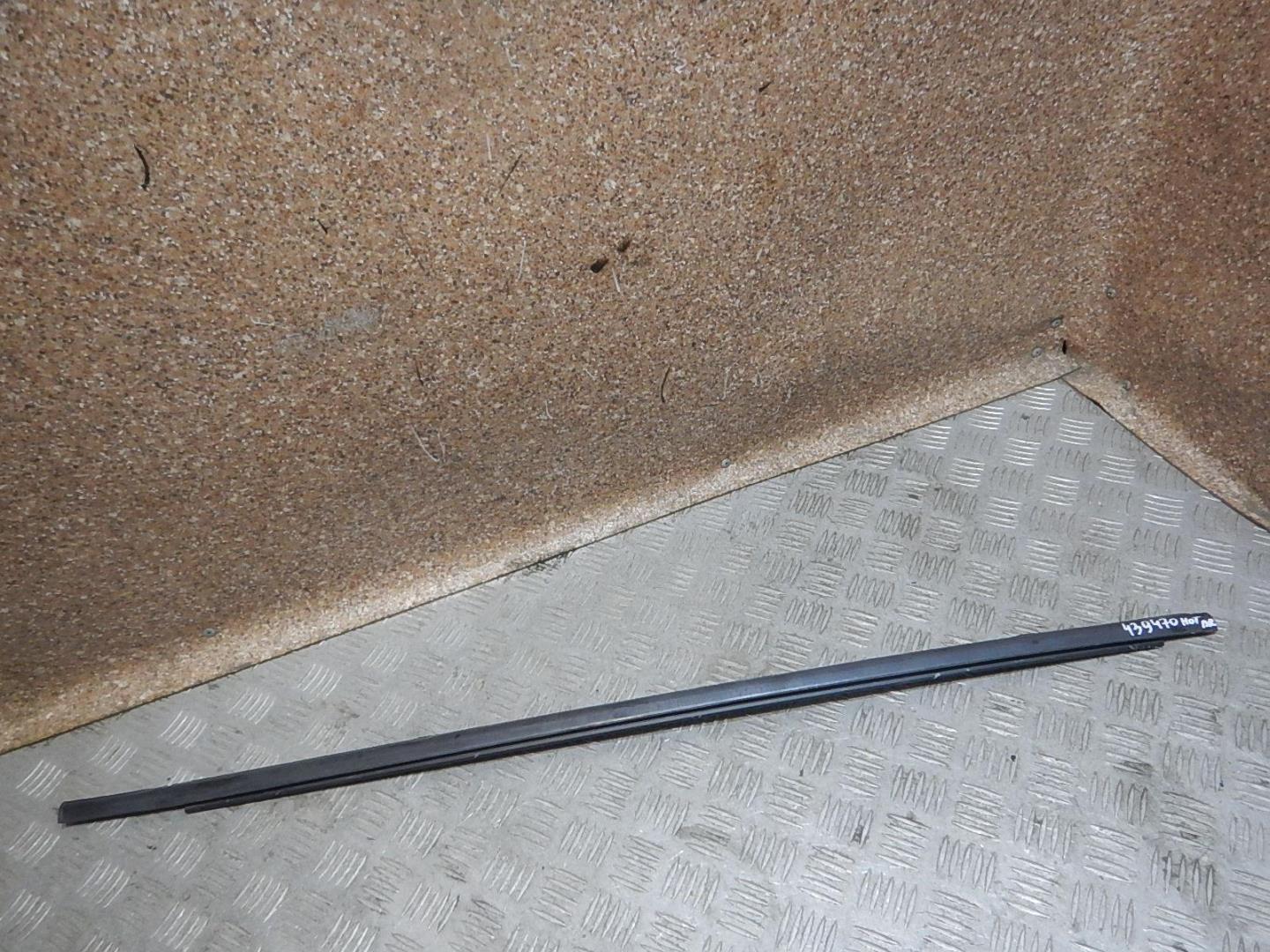 Накладка стекла переднего правого