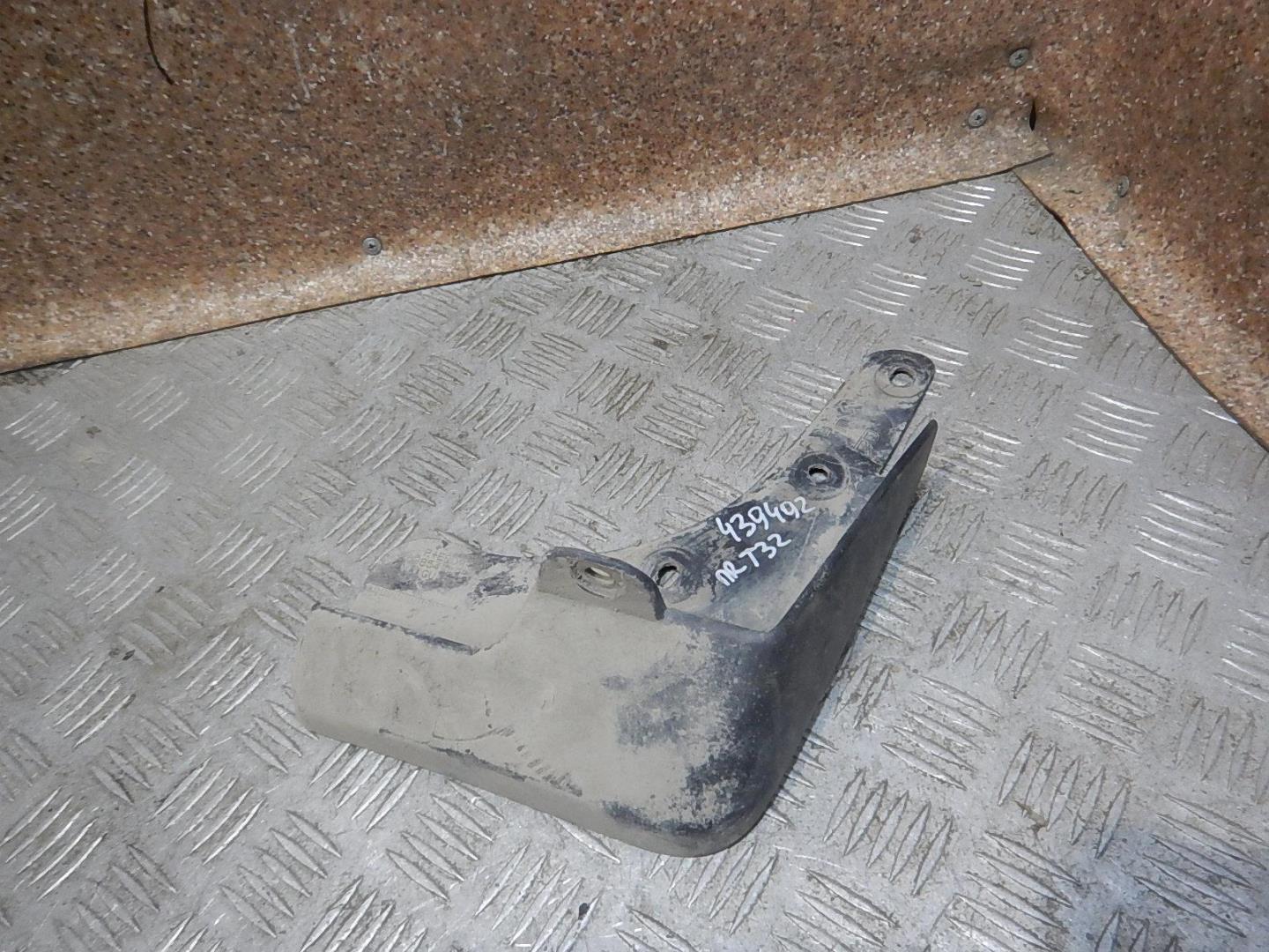 Брызговик передний правый