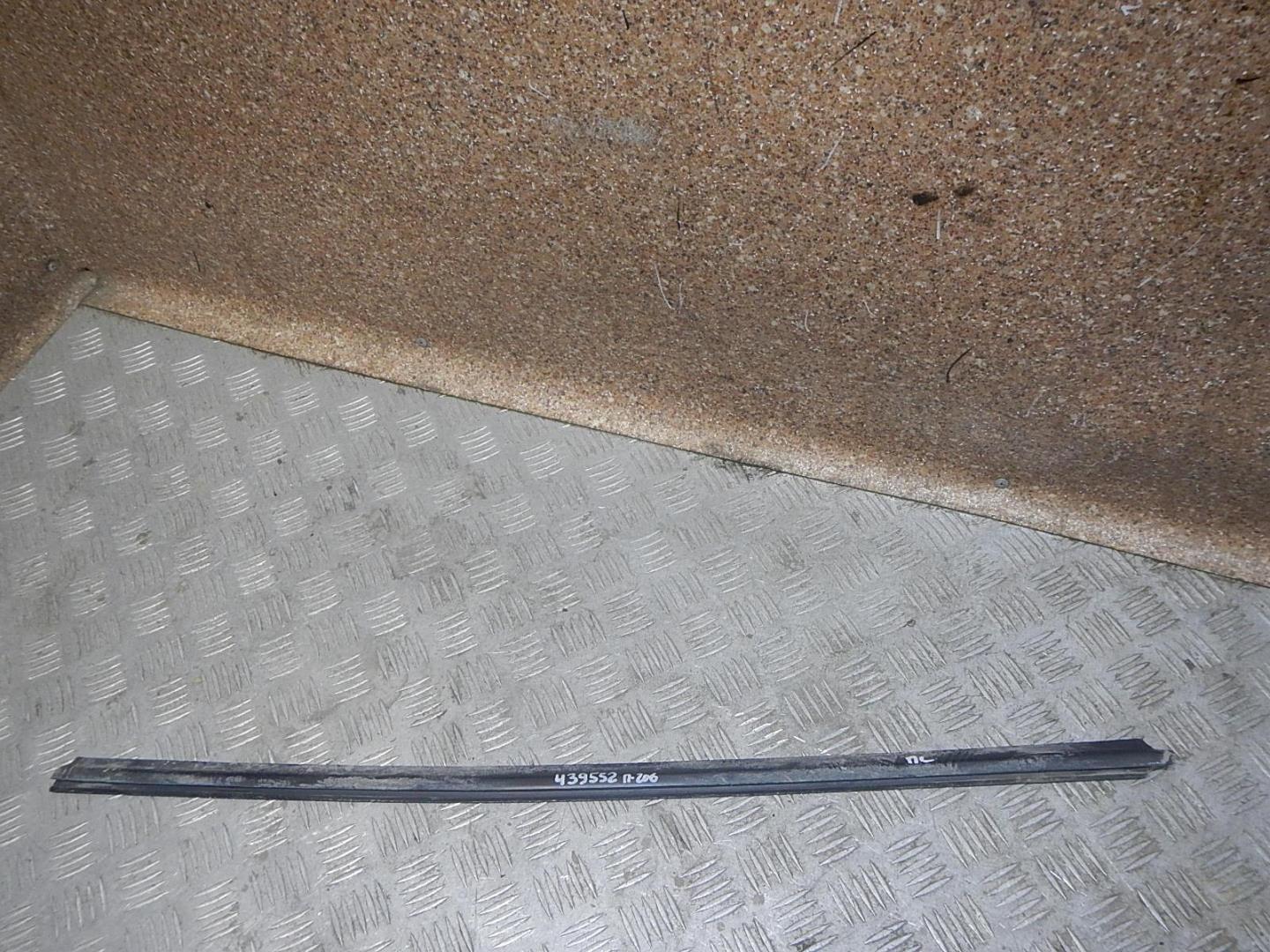 Накладка лобового стекла левая