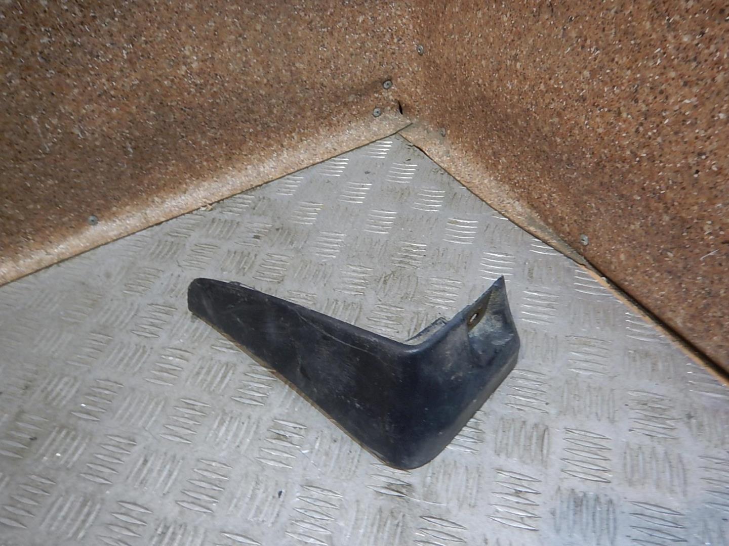 Брызговик задний левый