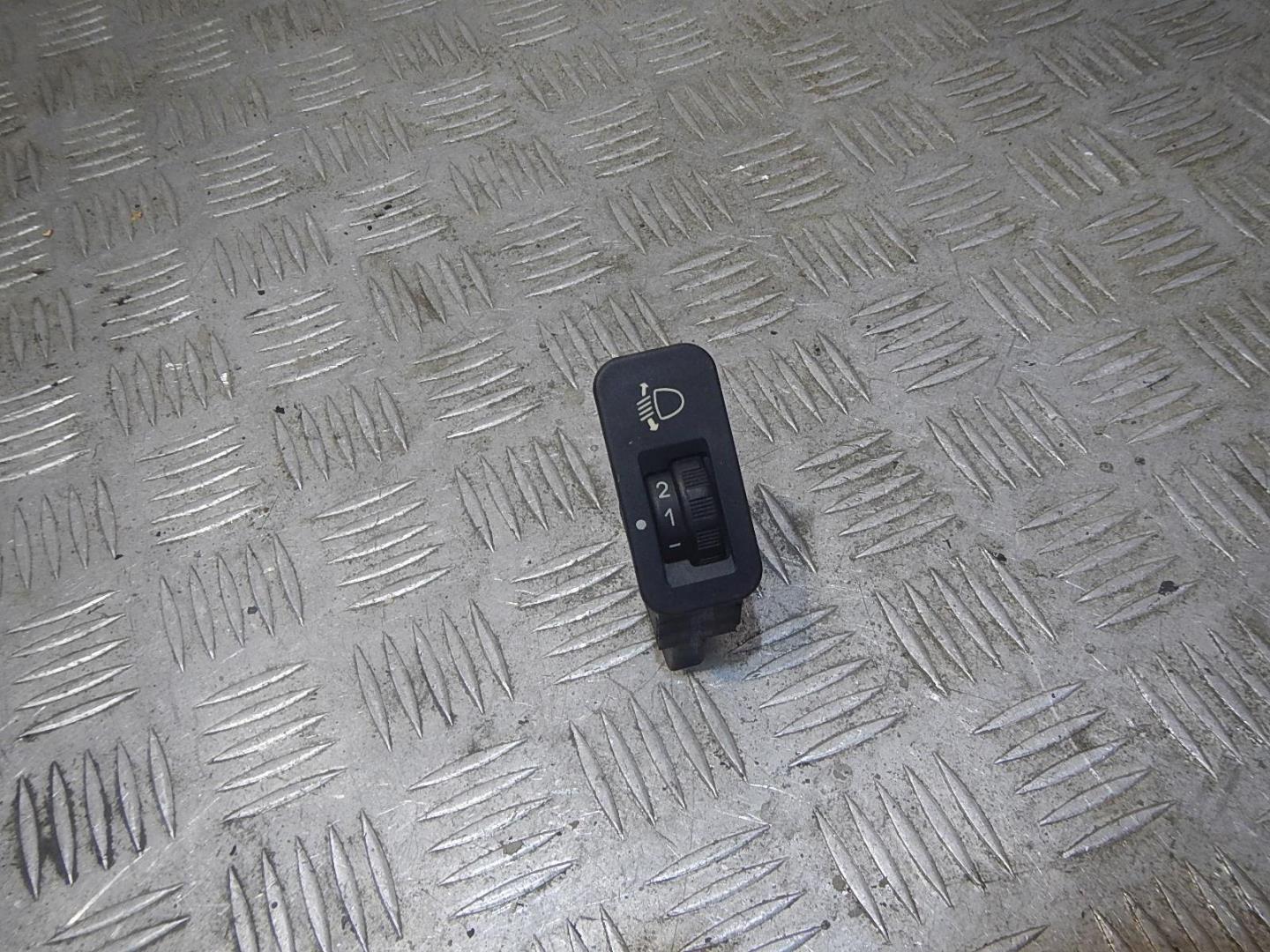 Кнопка корректора фар