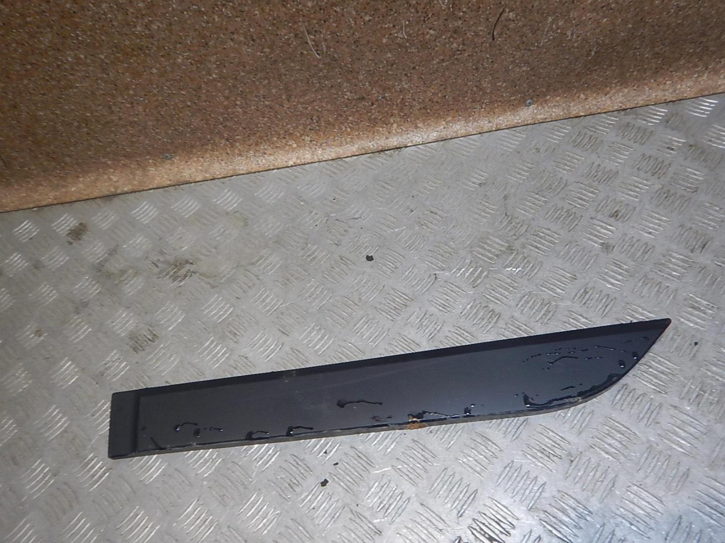 Молдинг задней левой двери