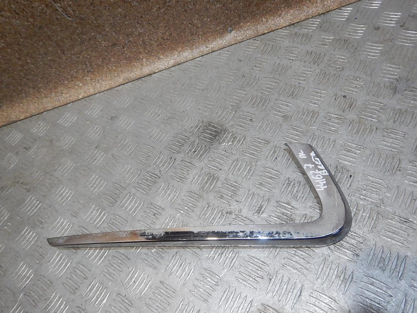 Молдинг переднего бампера левый