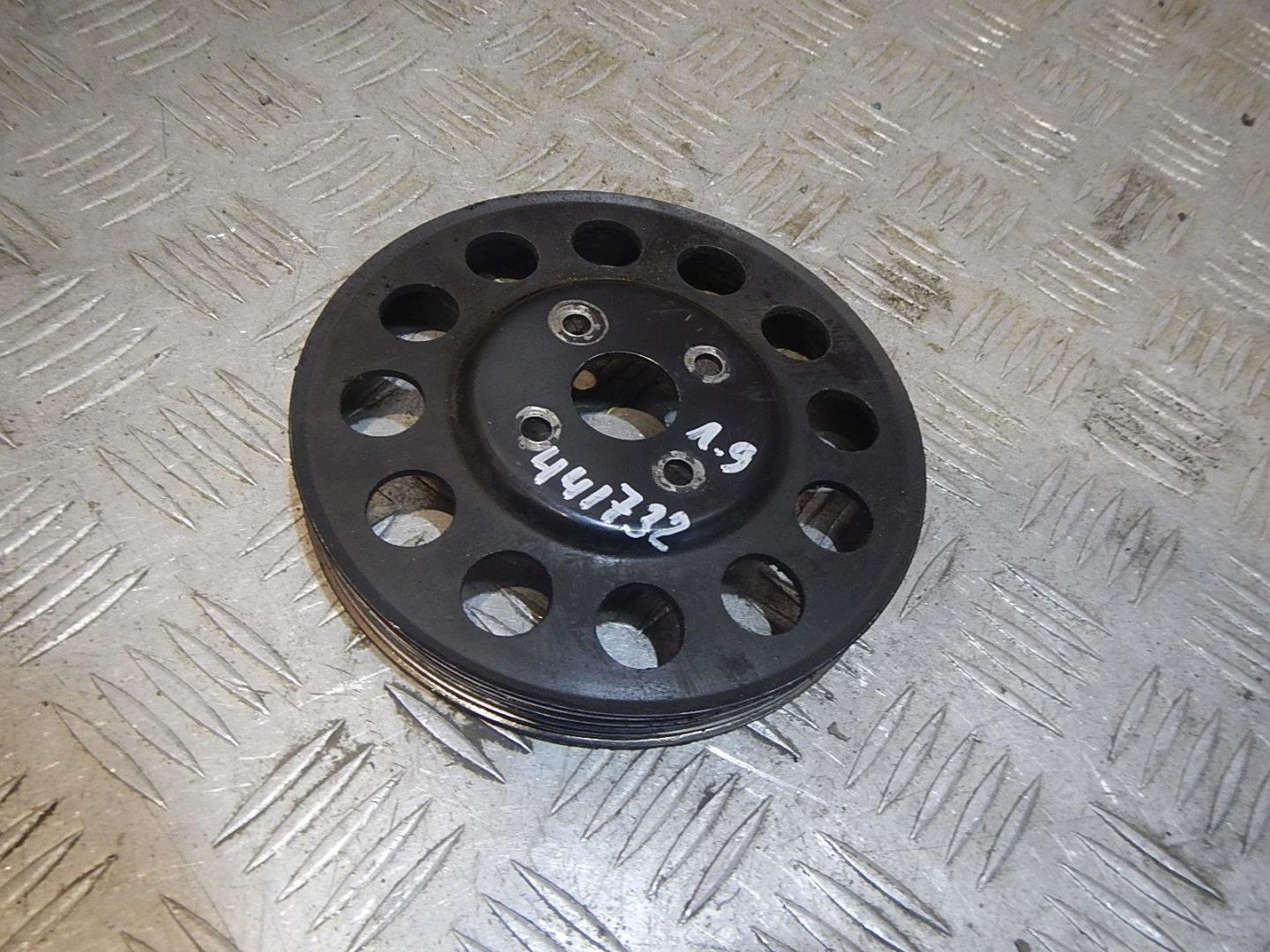 Шкив водяного насоса (помпы)