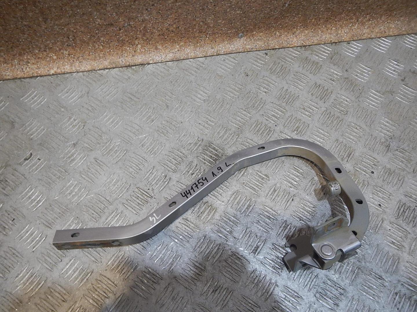 Петля крышки багажника