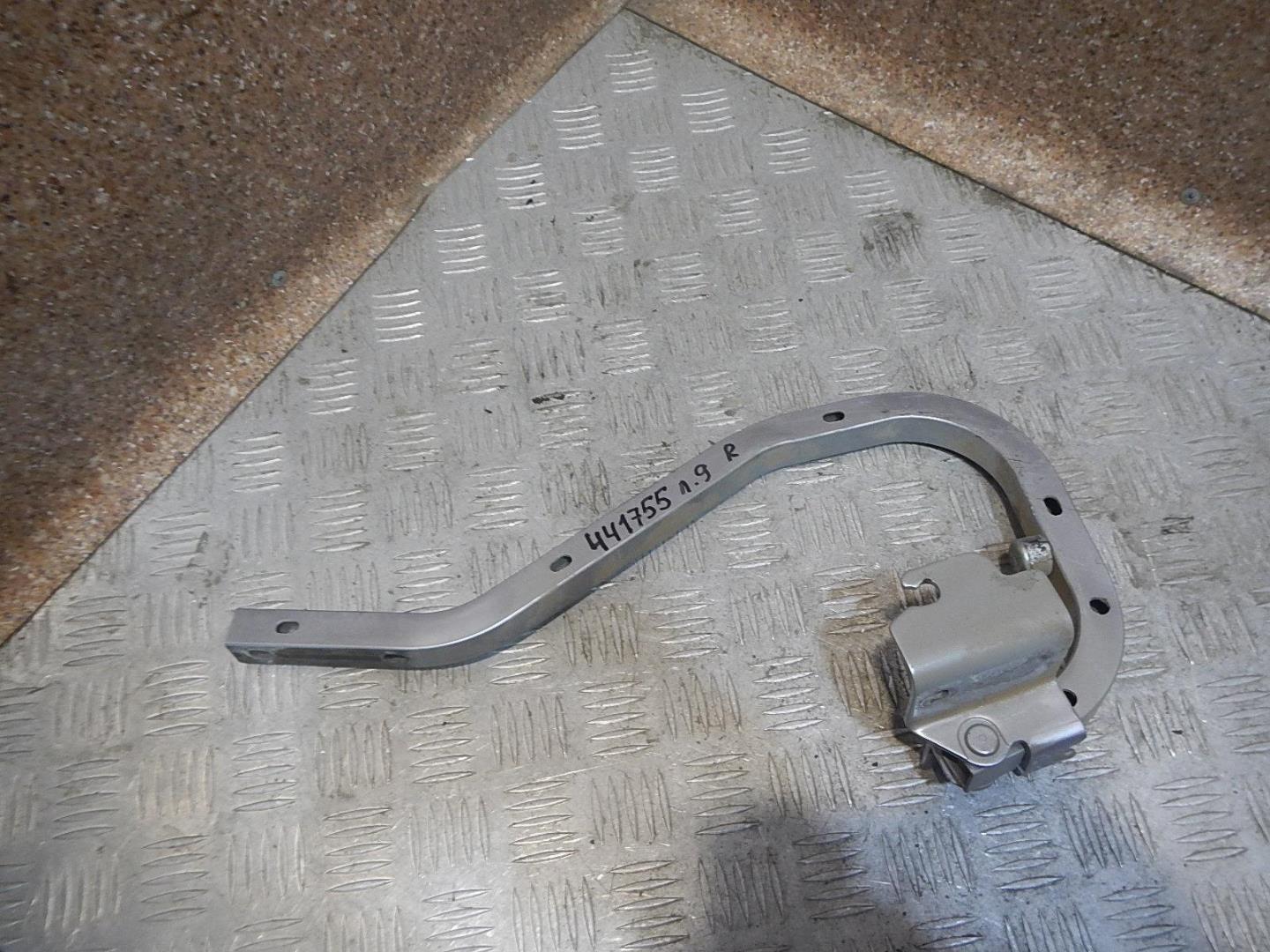 Петля крышки багажника