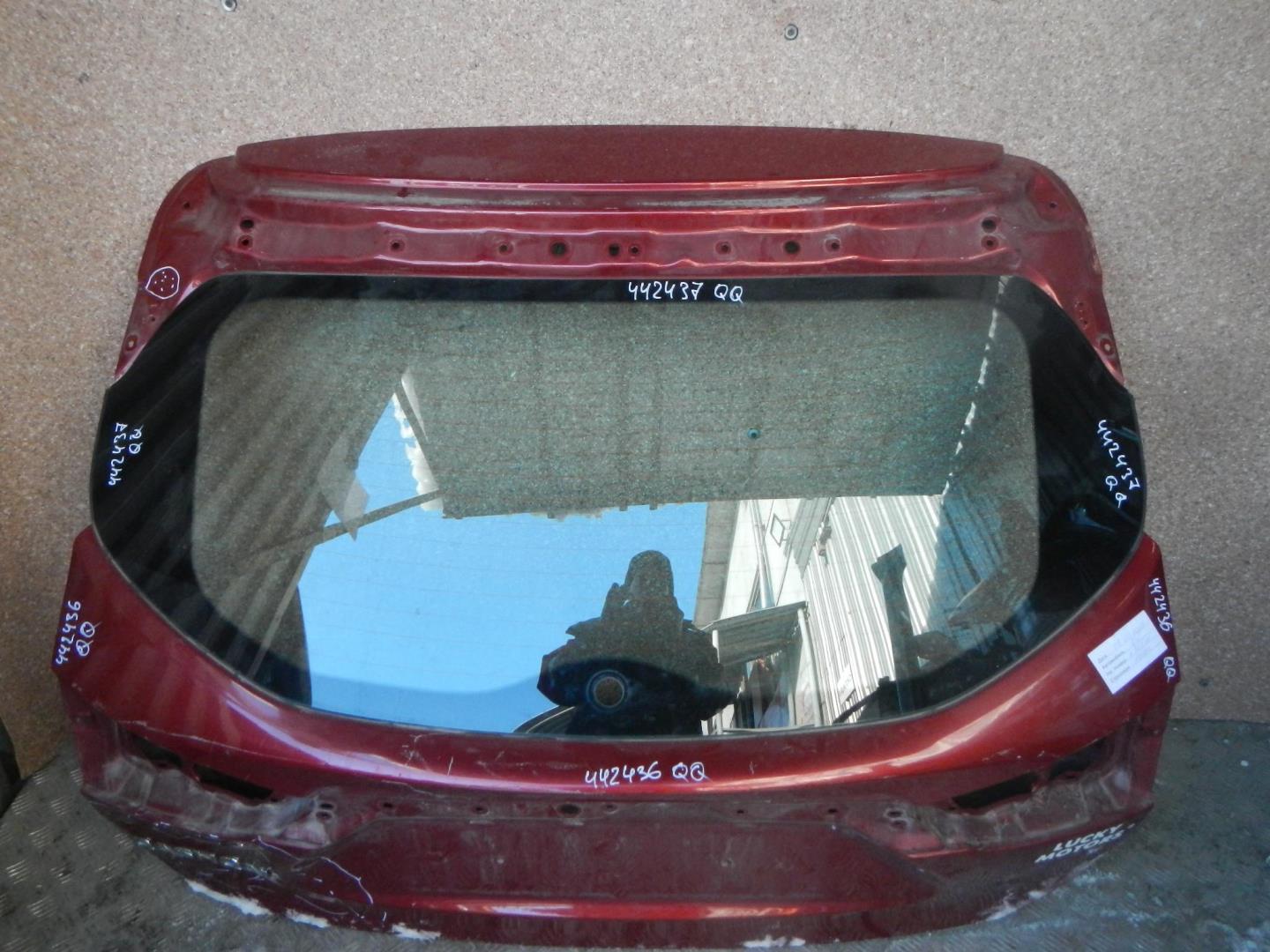 Стекло двери багажника