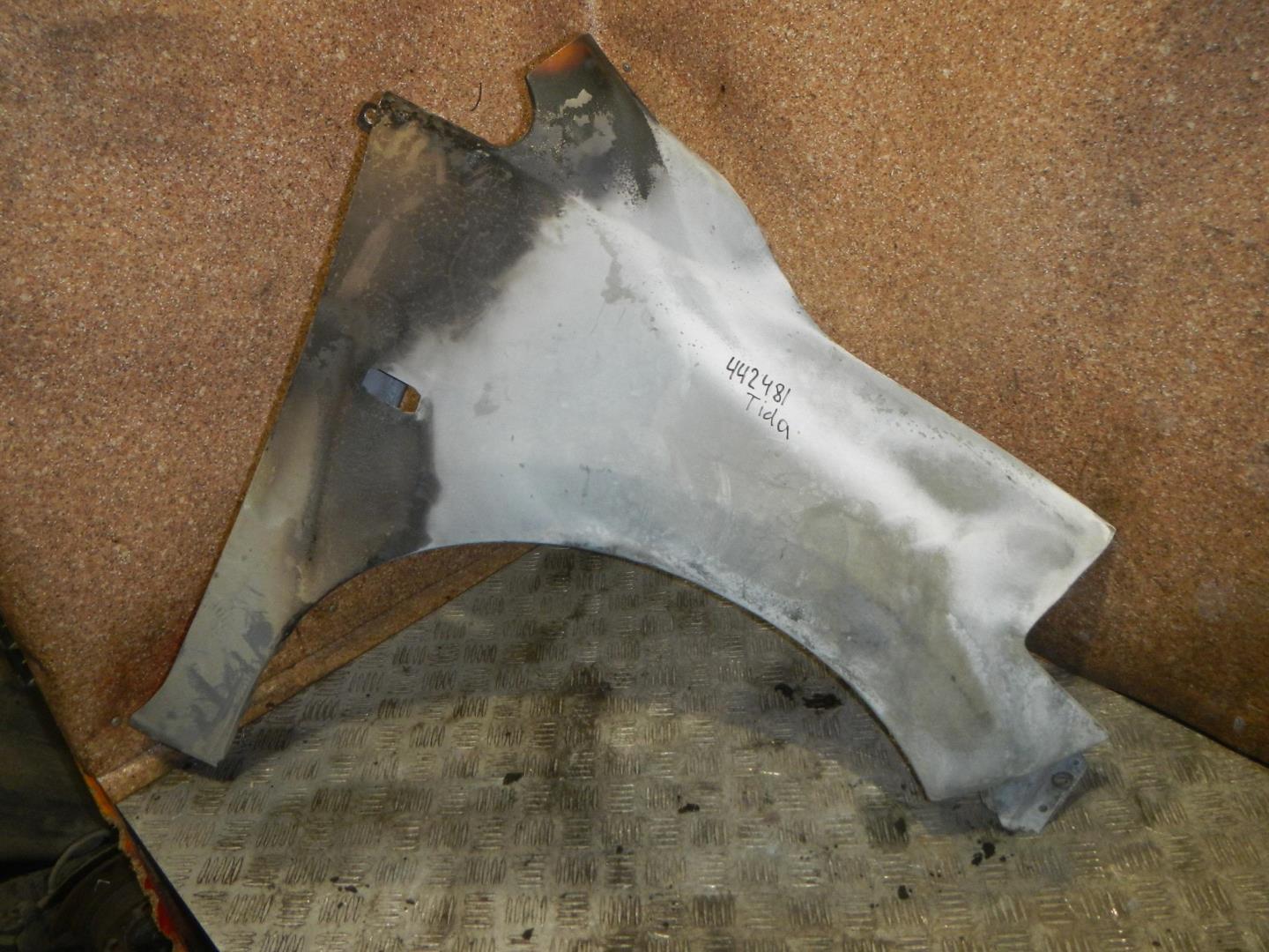 Крыло переднее правое