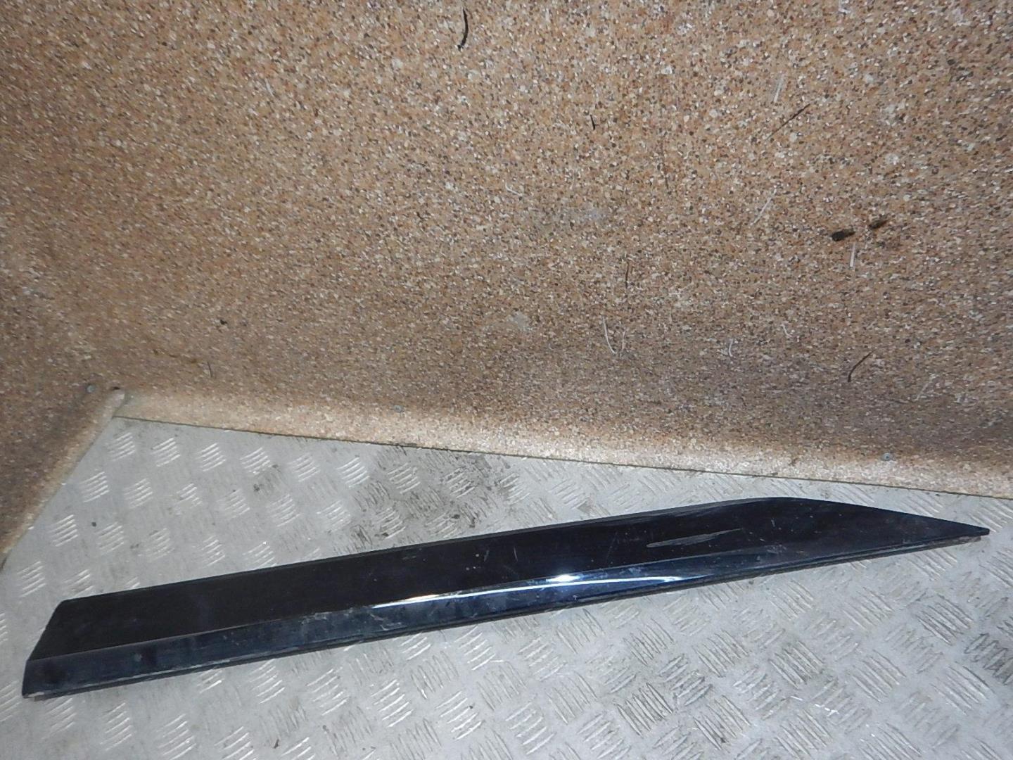 Молдинг передней правой двери