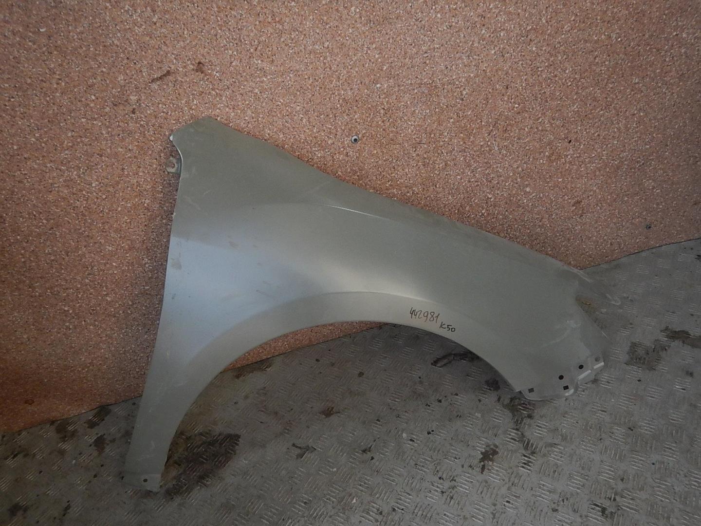 Крыло переднее правое