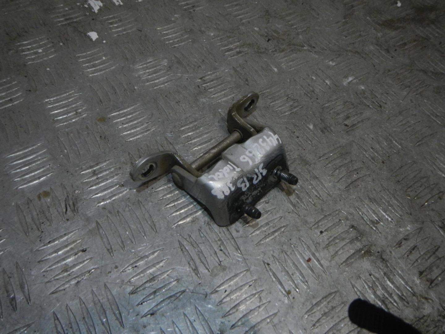 Петля двери задней правой верхняя