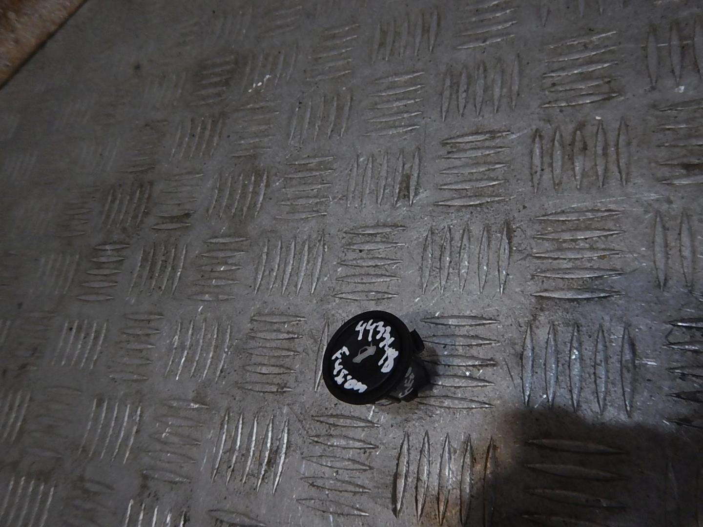 Кнопка открывания багажника