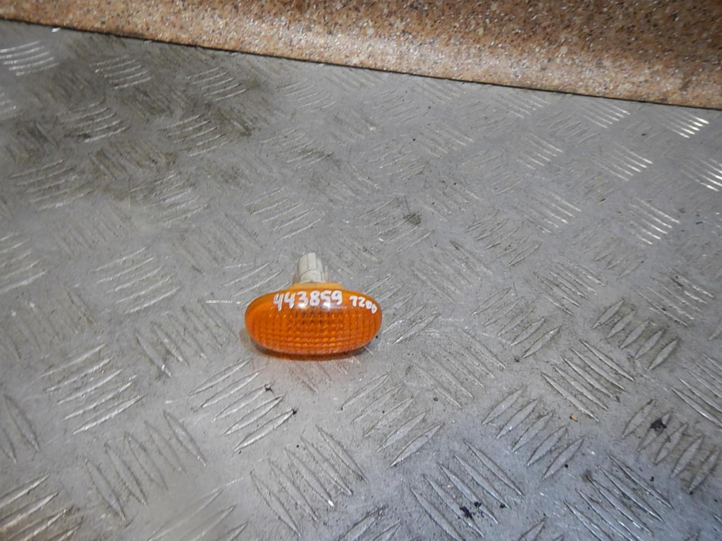 Повторитель на крыло желтый