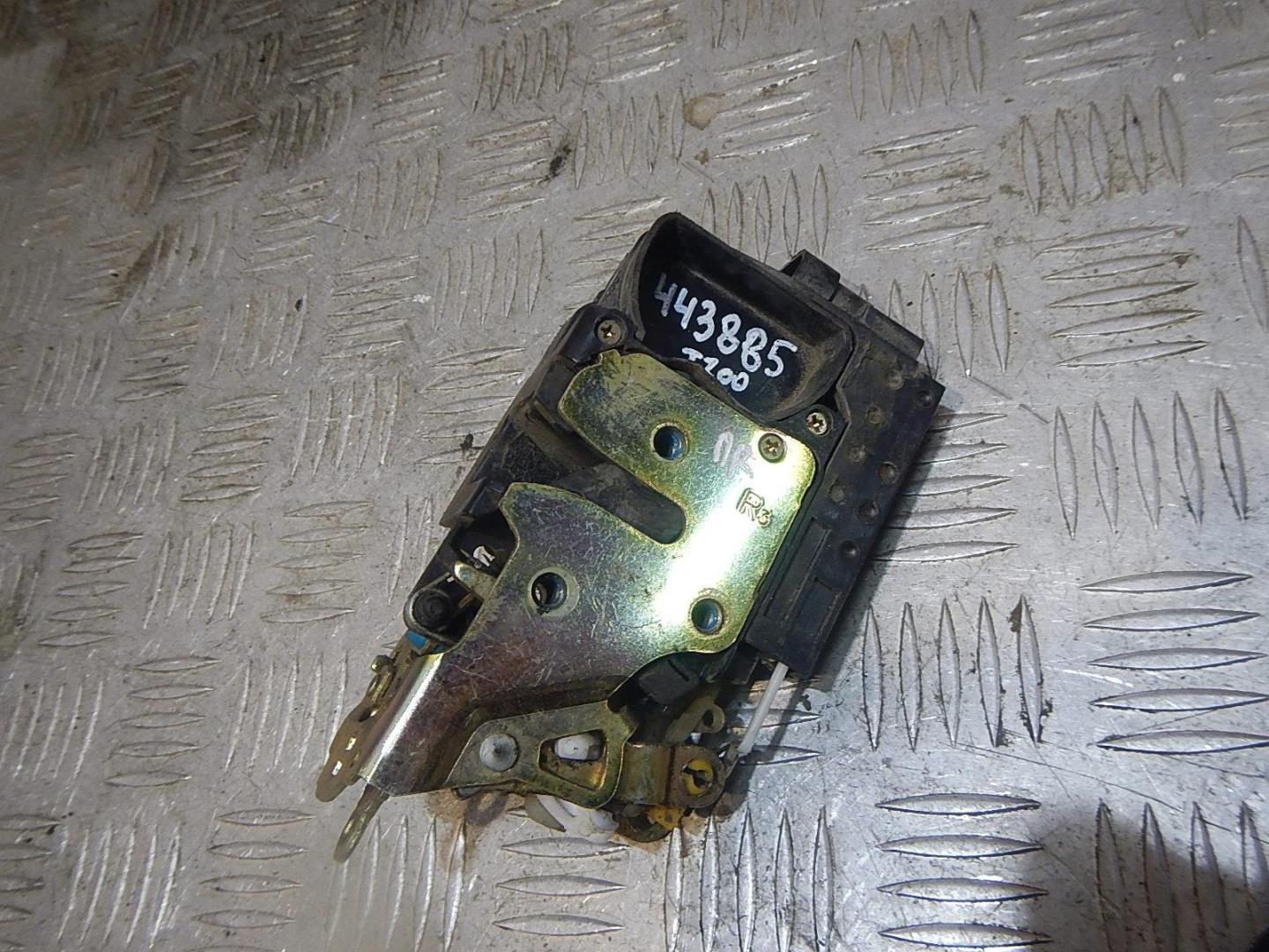 Замок двери передней правой