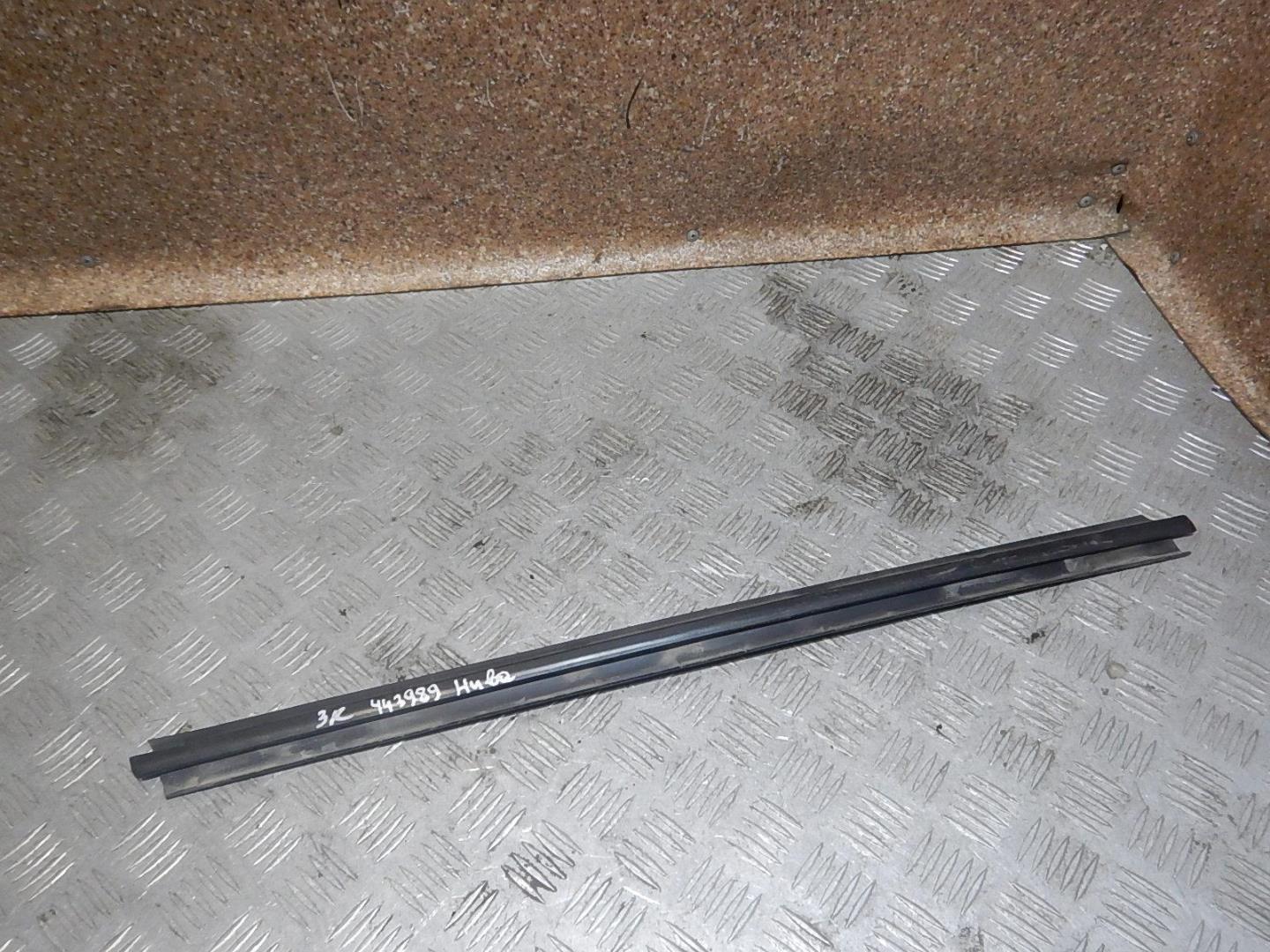 Накладка стекла заднего правого