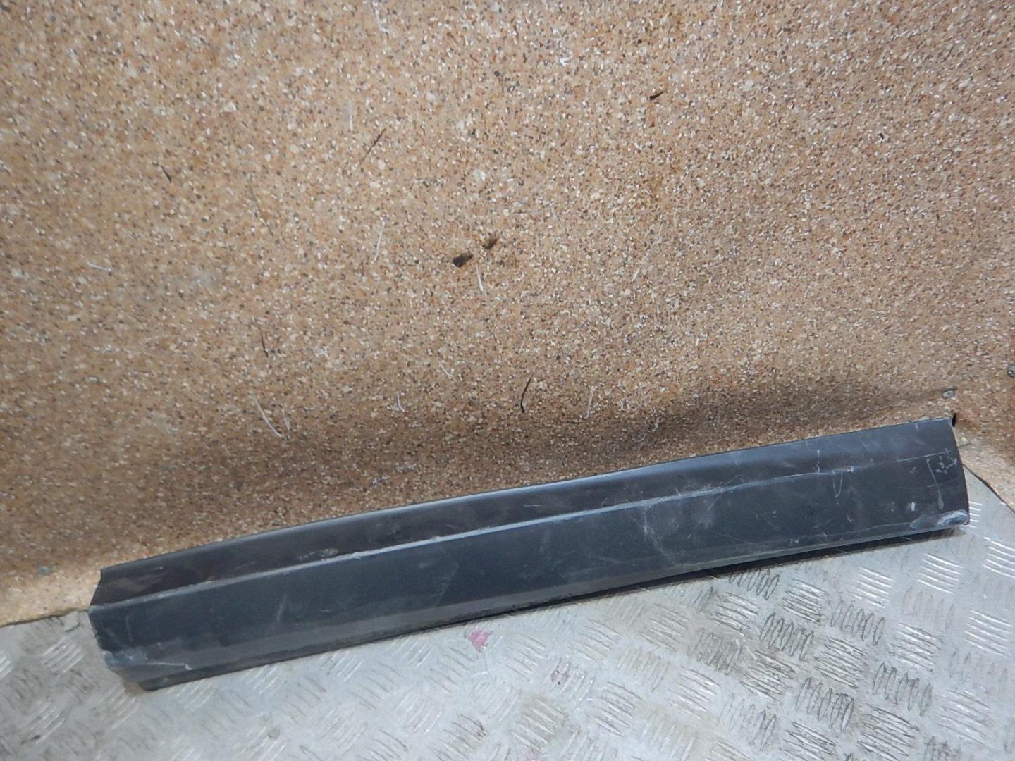 Молдинг задней левой двери