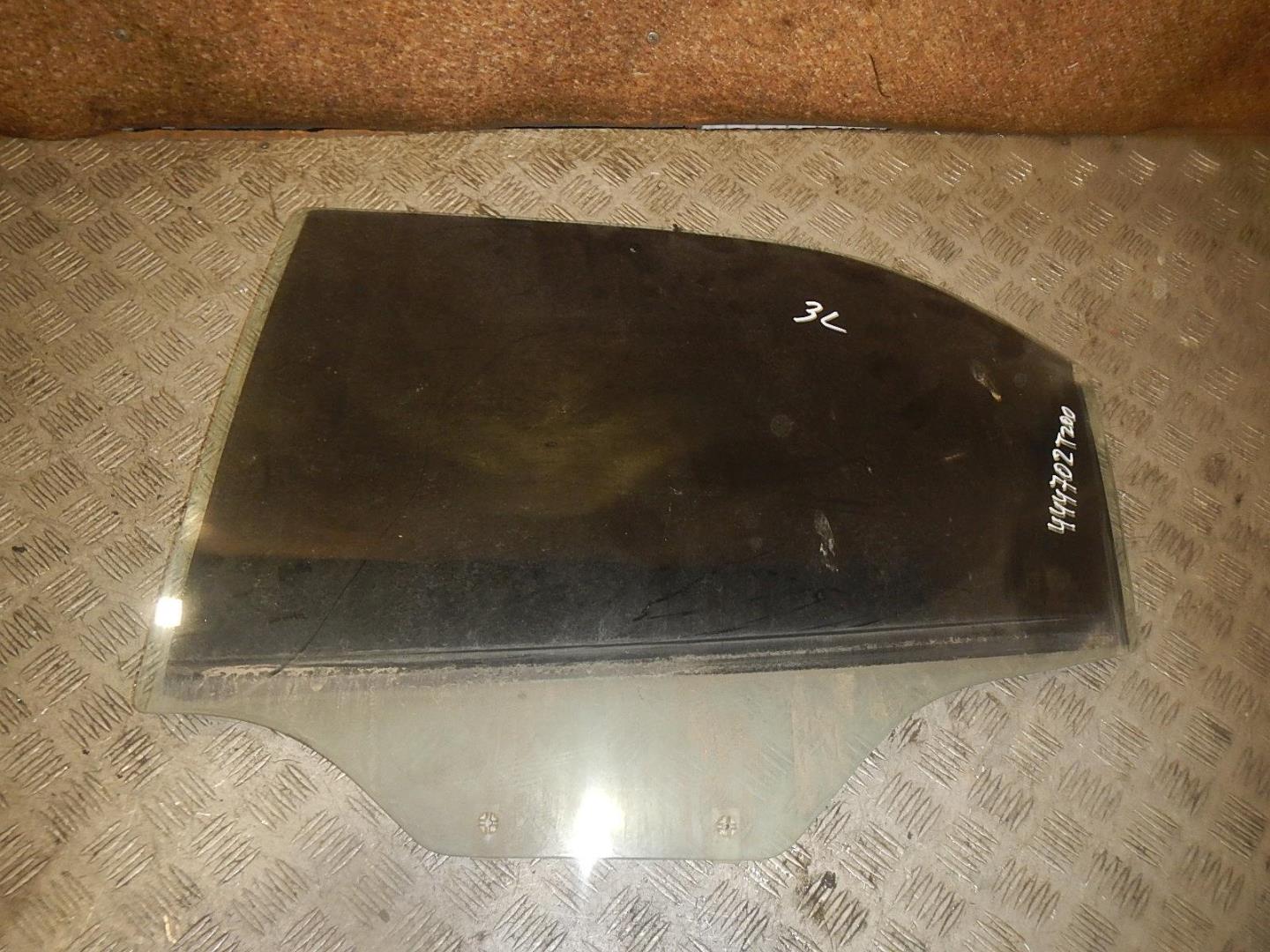 Стекло двери задней левой