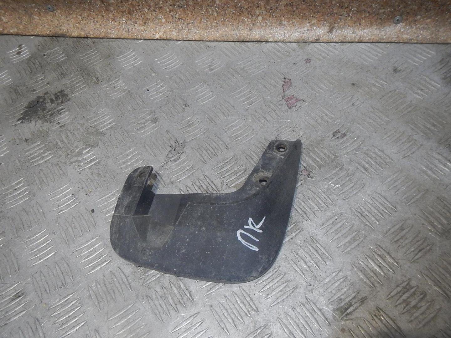 Брызговик передний правый