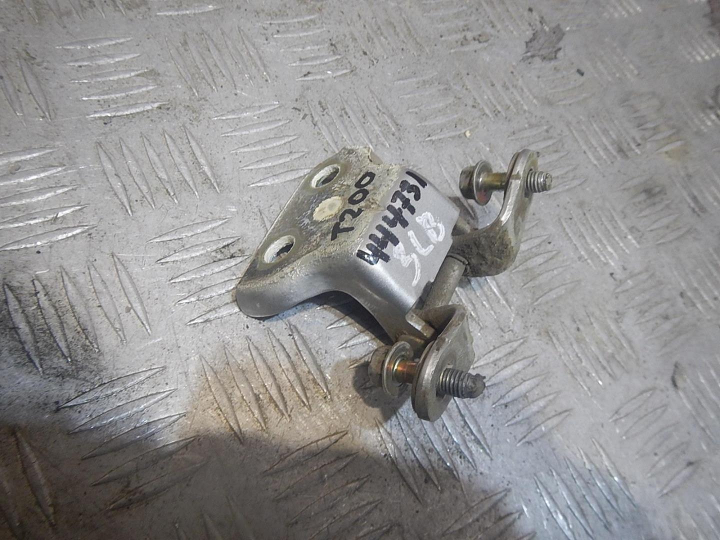 Петля двери задней левой верхняя