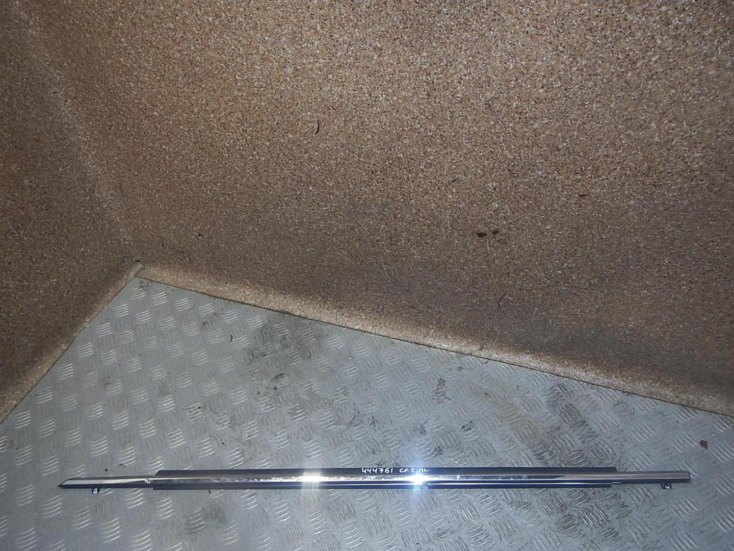 Накладка лобового стекла левая