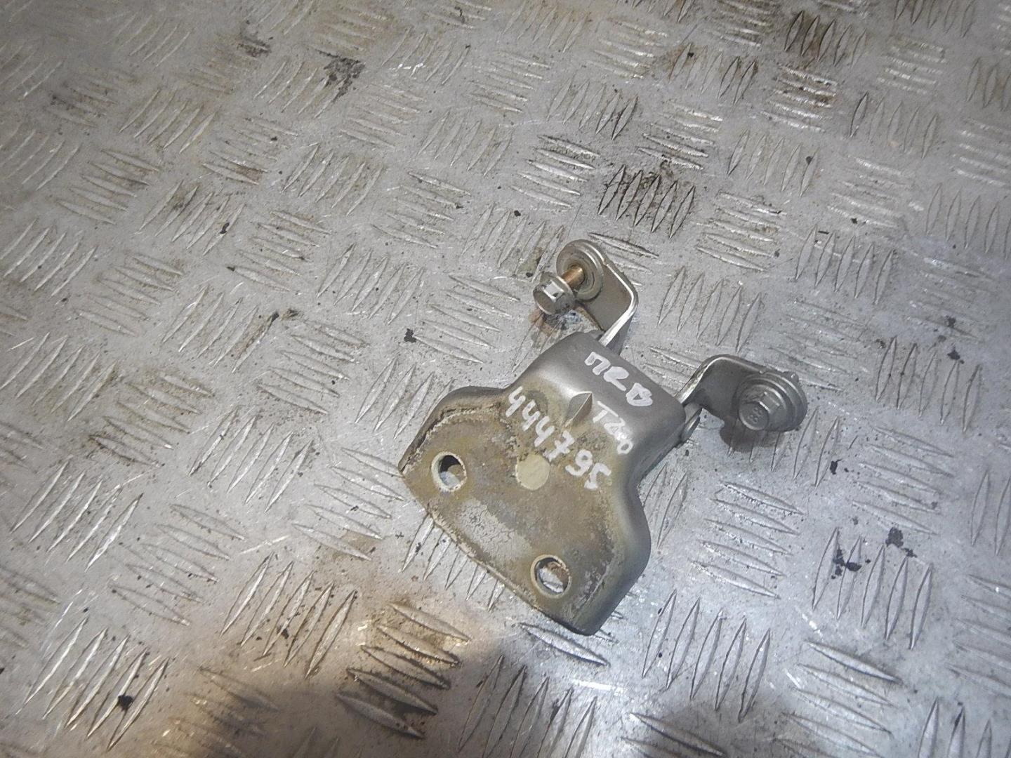 Петля двери передней правой верхняя