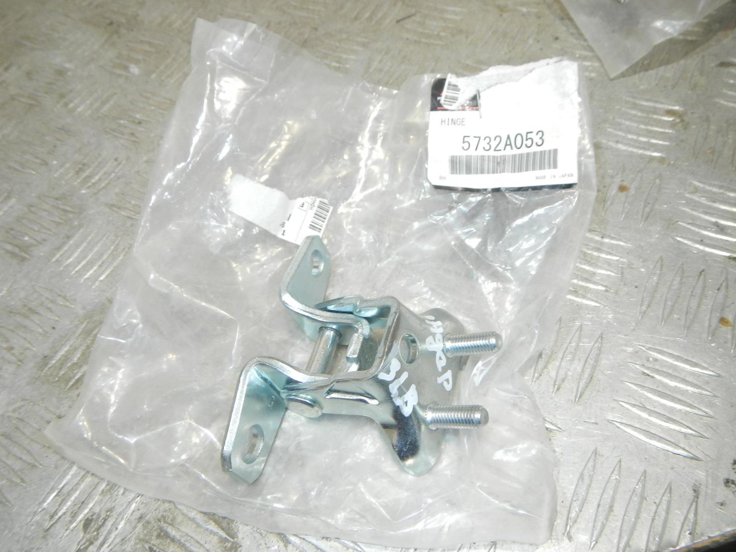 Петля двери задней левой верхняя