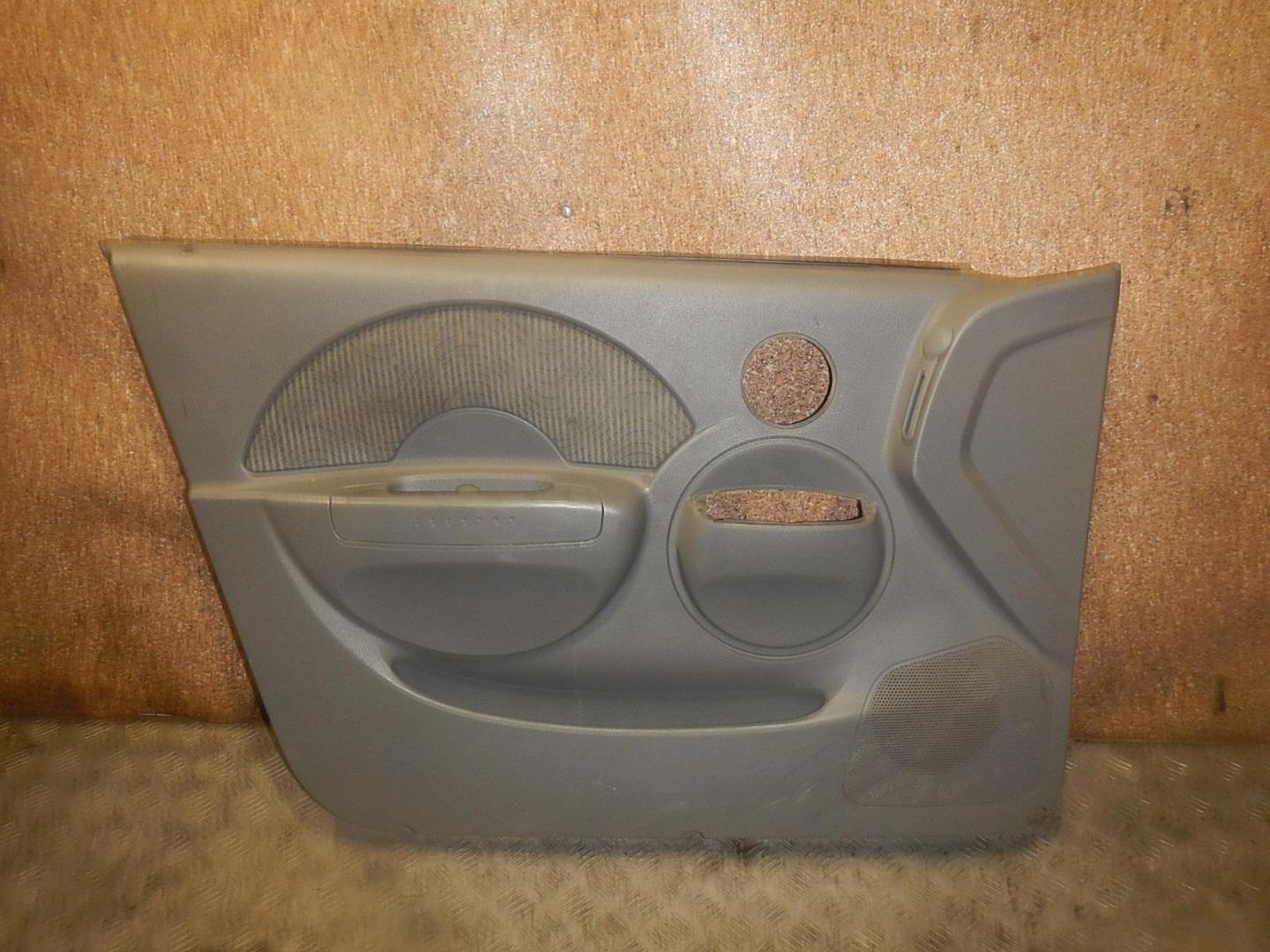 Обшивка двери передней левой