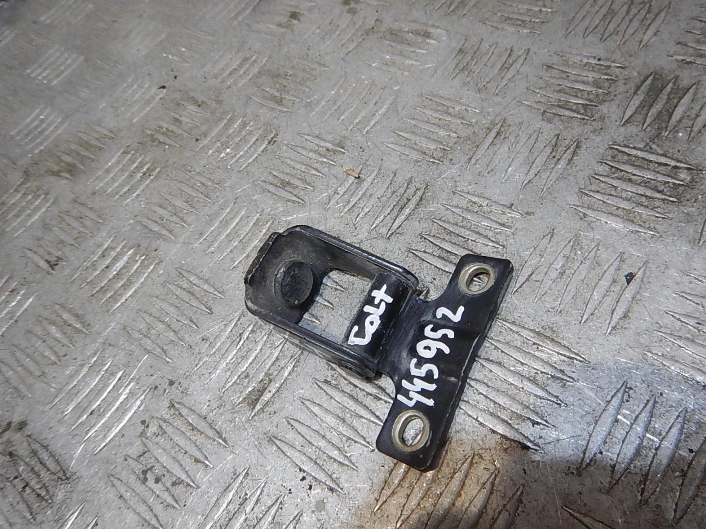 Петля двери багажника