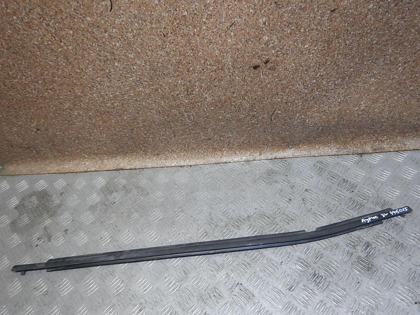 Накладка стекла заднего левого