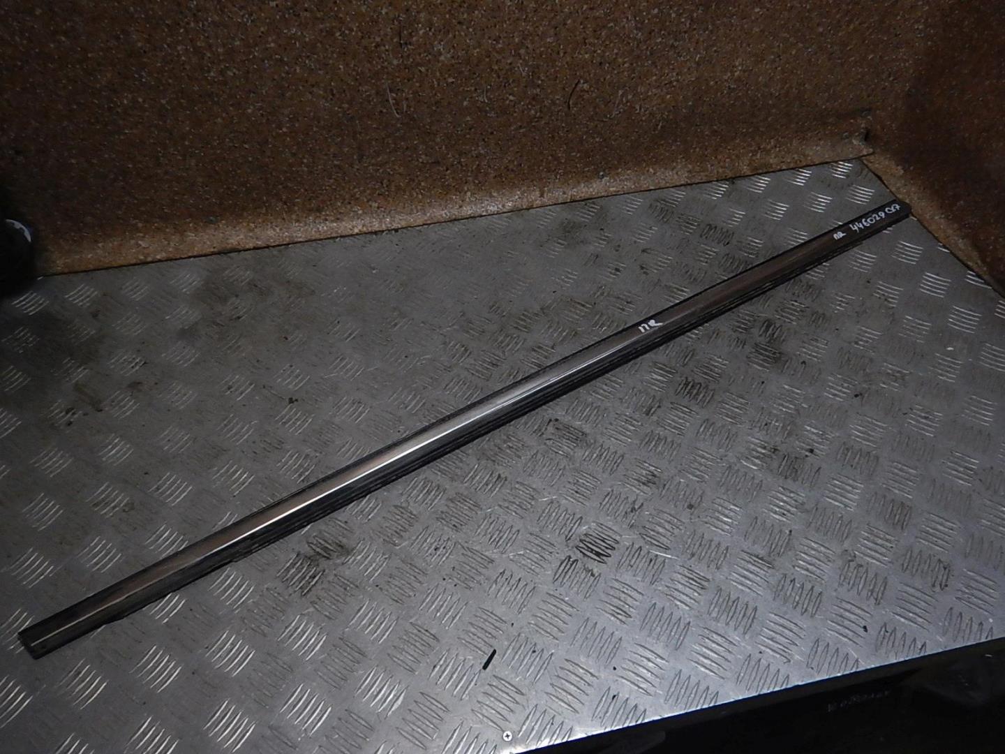 Накладка стекла переднего правого