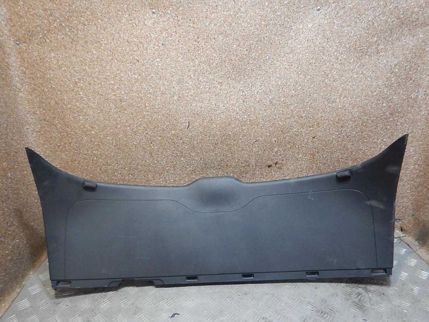 Обшивка двери багажника