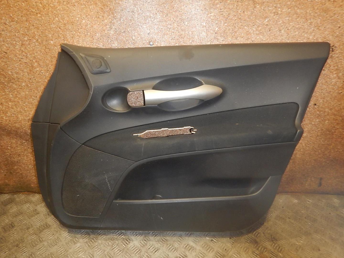 Обшивка двери передней правой