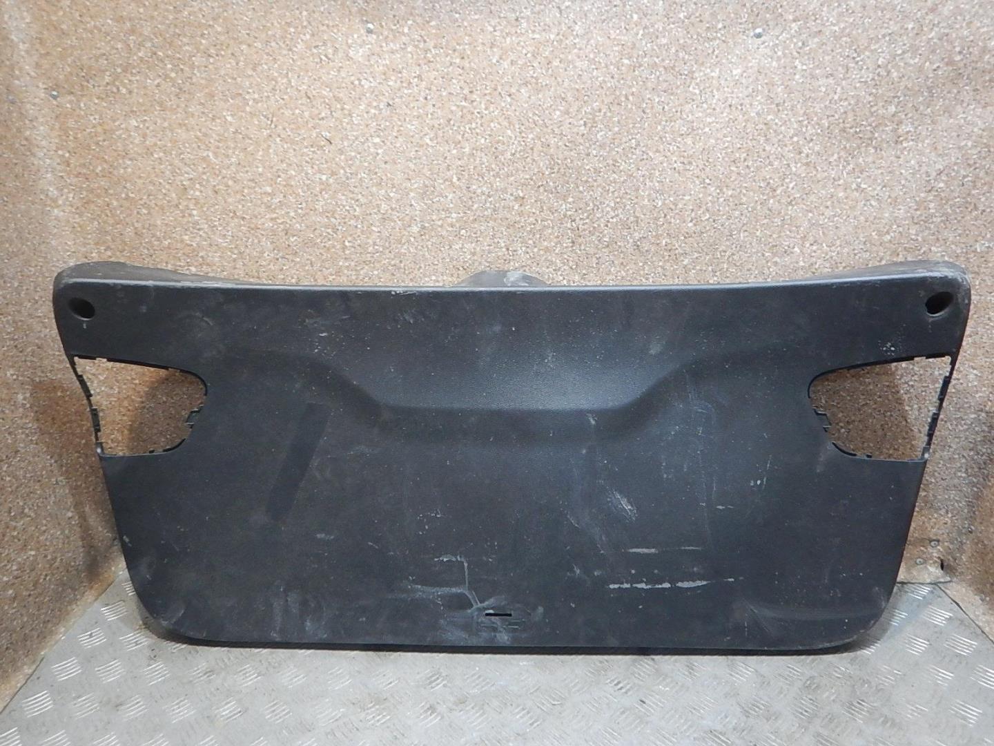 Обшивка двери багажника