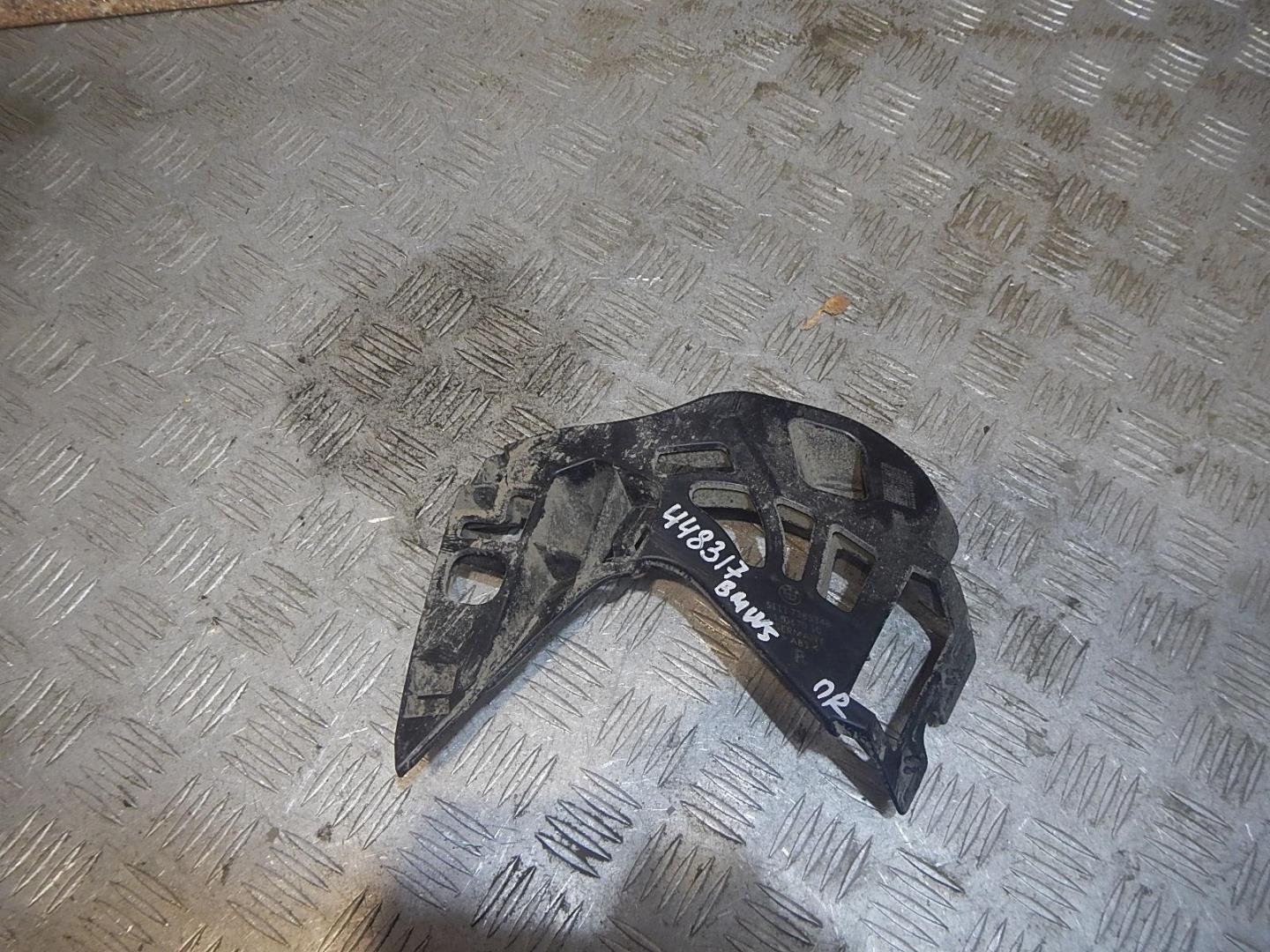 Кронштейн переднего бампера правый