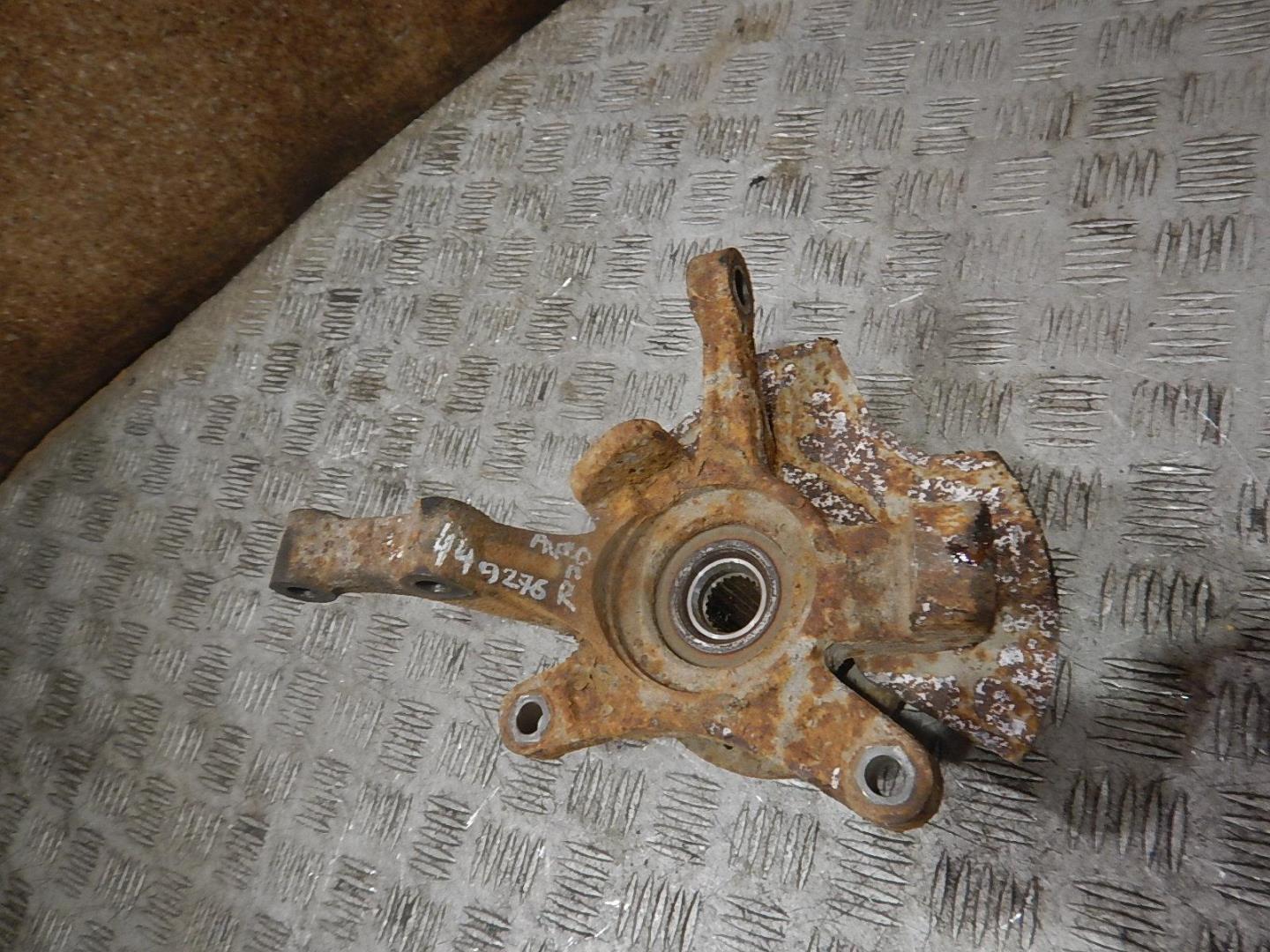 Кулак поворотный передний правый