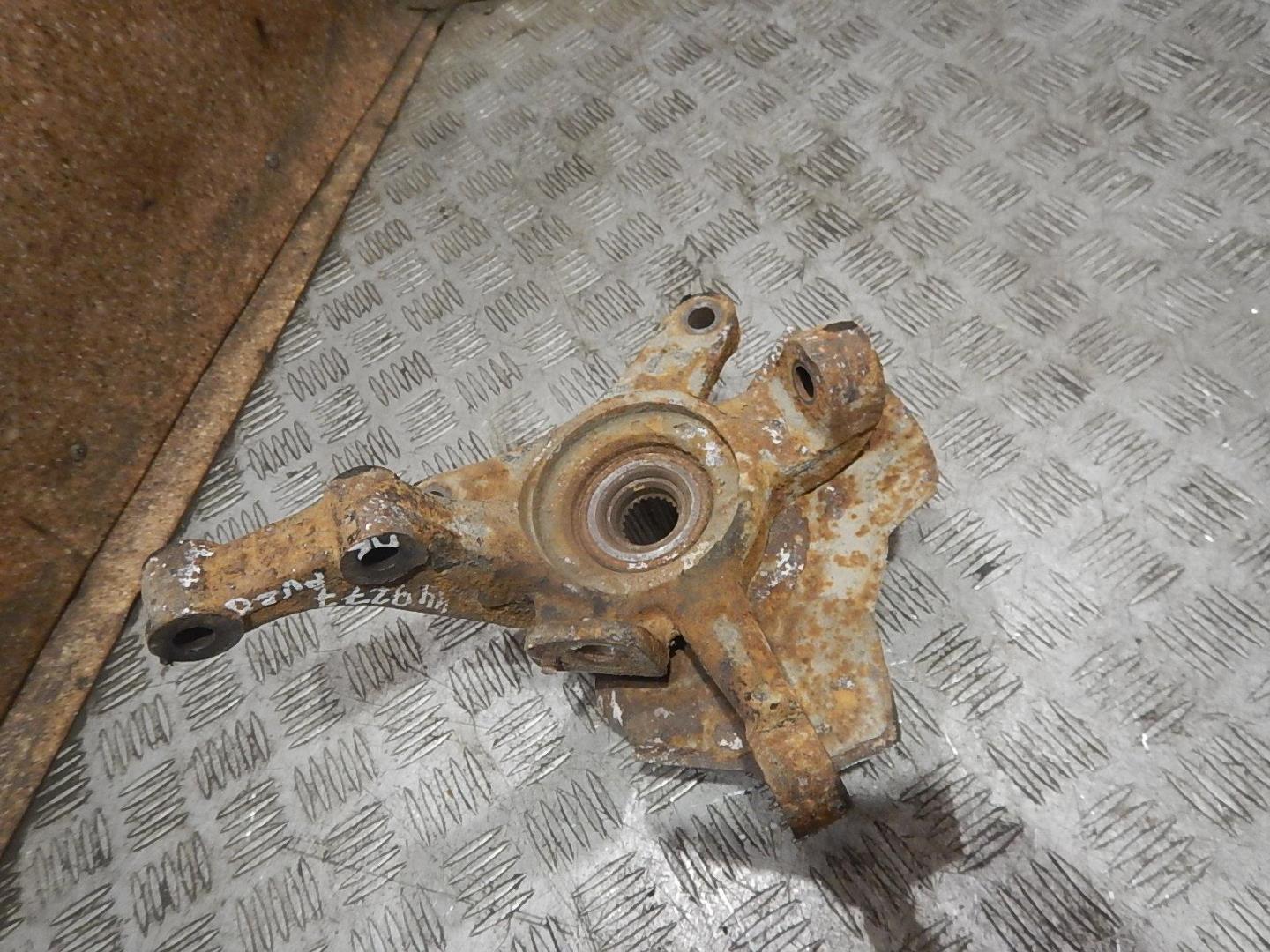 Кулак поворотный передний левый