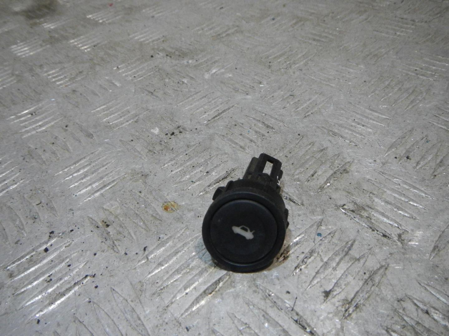 Кнопка открывания багажника