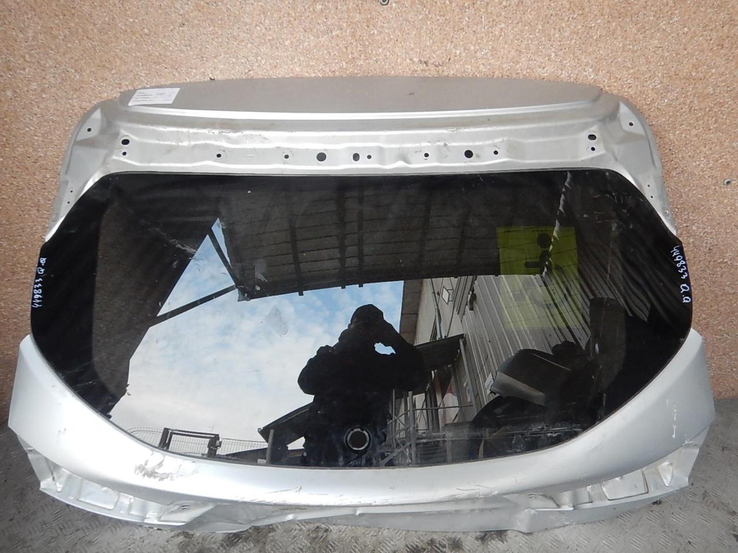 Стекло двери багажника