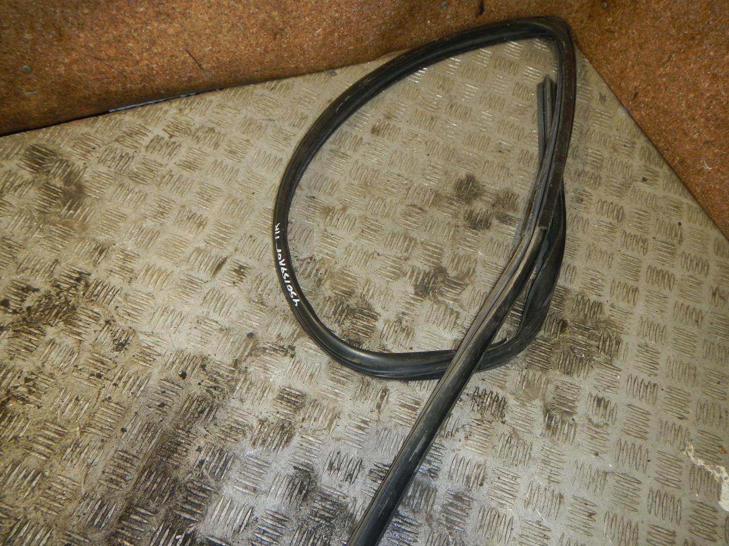 Уплотнитель стекла двери