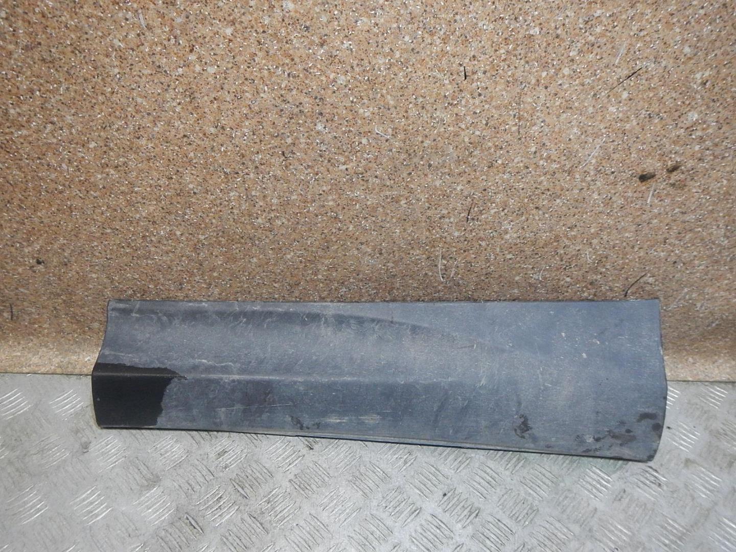 Молдинг задней левой двери