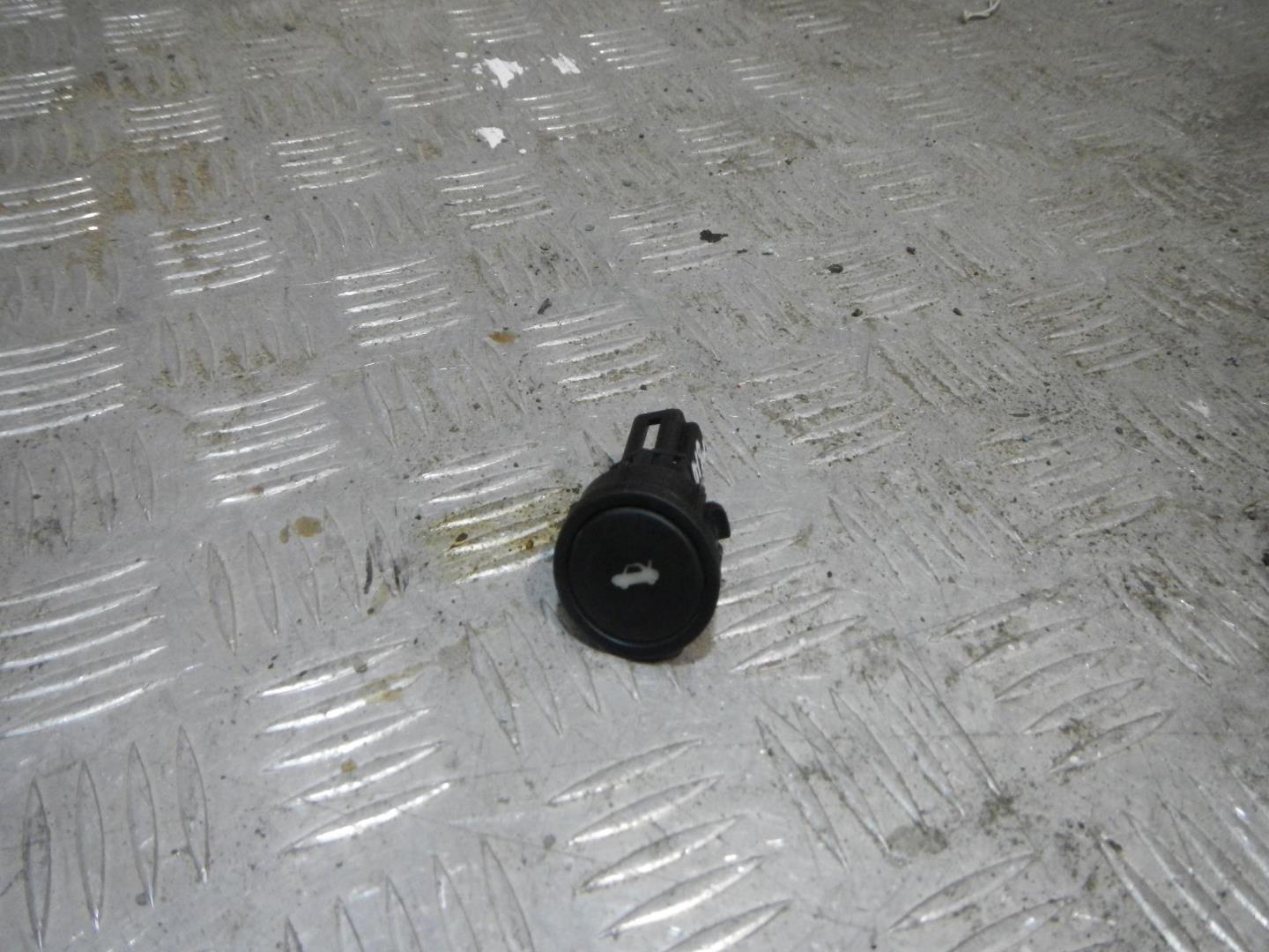 Кнопка открывания багажника