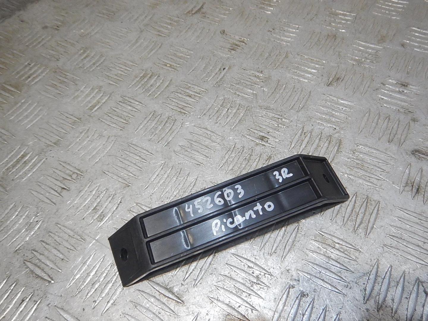 Кронштейн усилителя заднего бампера