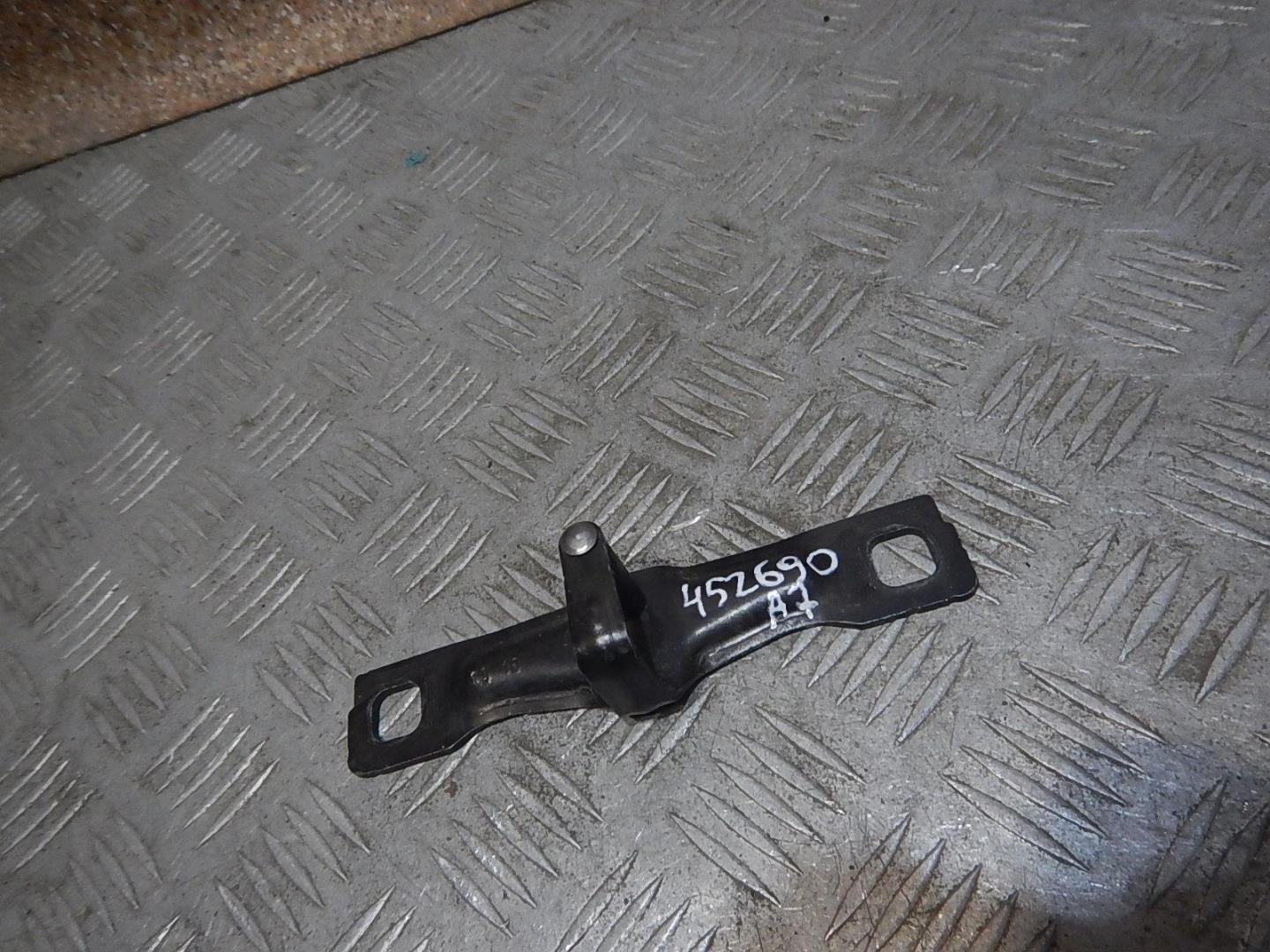 Ответная часть замка багажника