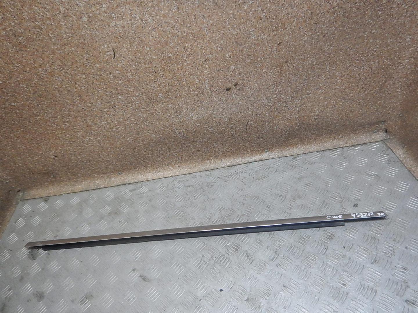 Накладка стекла заднего правого